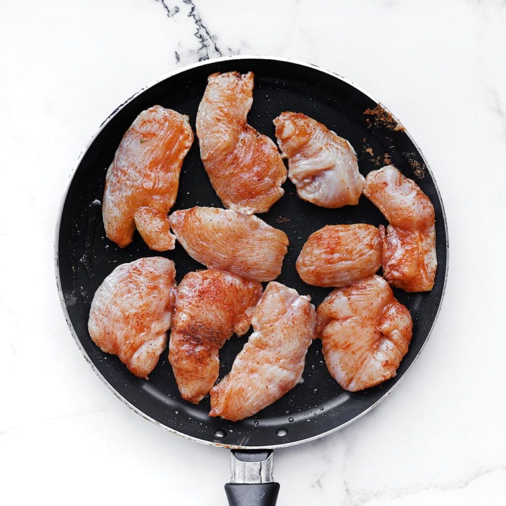 Bak de kip gaar in een ingevette koekenpan op middelhoog vuur.