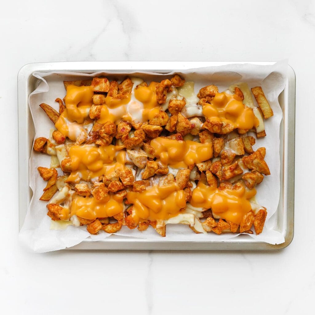 Zet de schaal in een voorverwarmde oven op 200 °C. Bak 7–10 minuten, of tot de kaas goed is gesmolten.