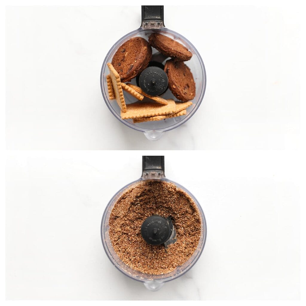 Maal de chocolate chip cookies en theebiscuit fijn in een hakmolen.