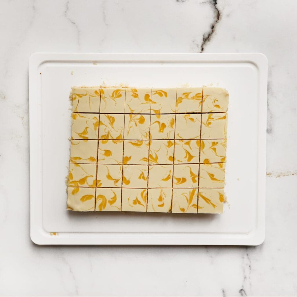 Snijd in blokjes en serveer.