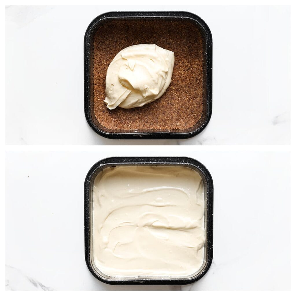 Giet de helft van het cheesecakebeslag over de koekbodem en strijk glad.