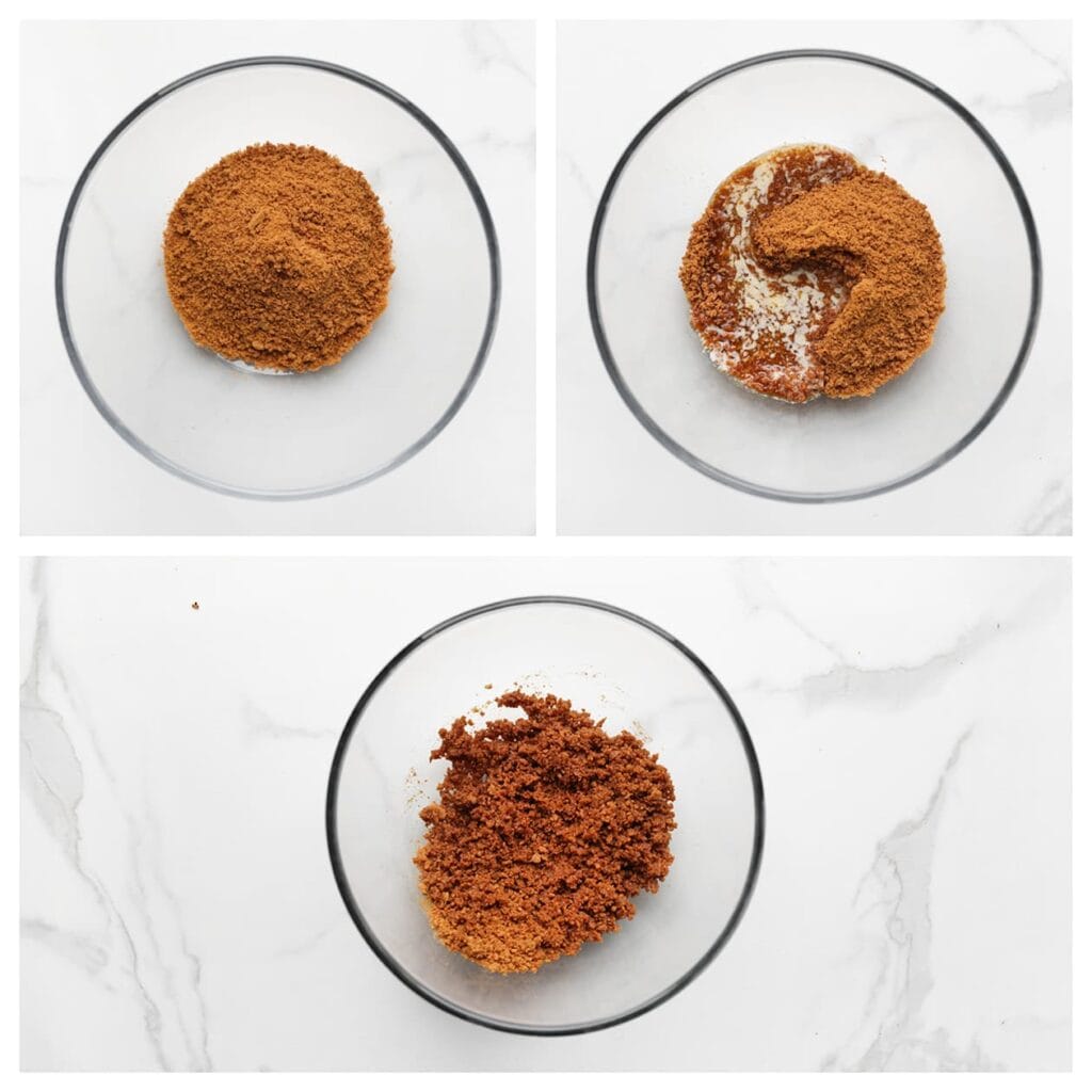 Meng de fijngemalen koekjes met de gesmolten boter in een kom.