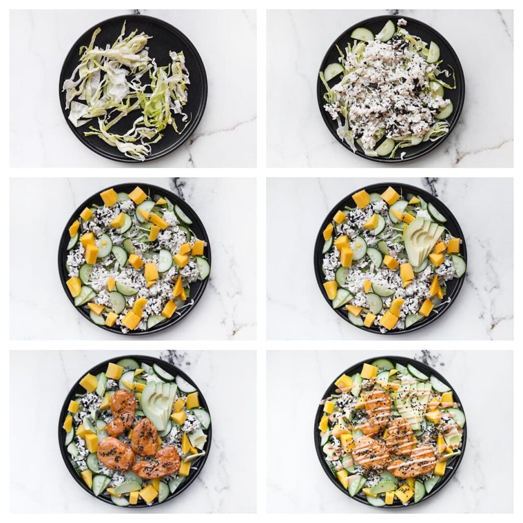 Verdeel wat ijsbergsla over een bord. Schep daar de rijst op. Voeg plakjes komkommer, mango en avocado toe. Leg de kip erop. Besprenkel met de overgebleven saus en garneer met extra zwarte sesamzaadjes.