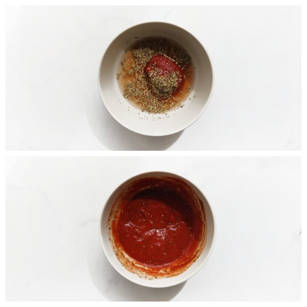 Meng voor de tomatensaus de tomatenpuree, het water en de Italiaanse kruiden tot een gladde saus.