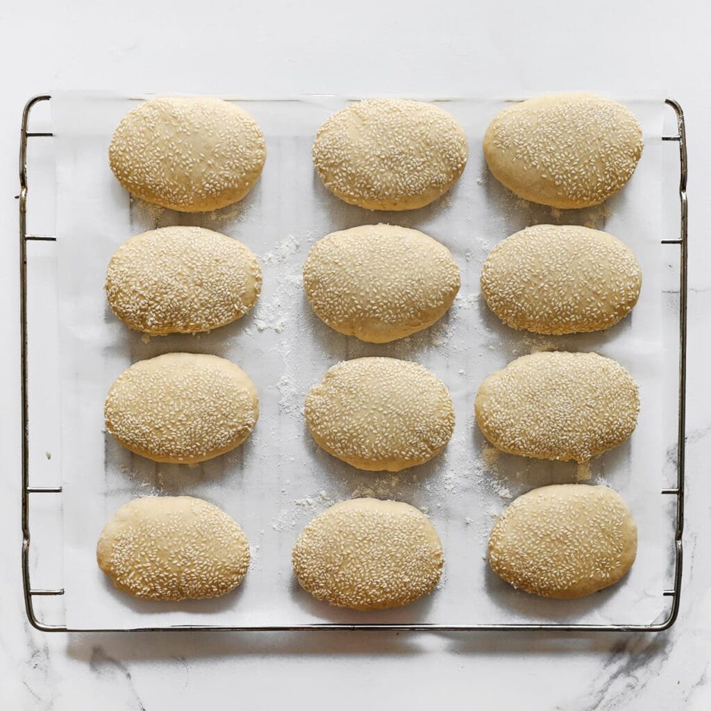 Leg het deeg op een met bakpapier beklede bakplaat. Dek af en laat nog eens 30 minuten rijzen, of tot ze in omvang zijn verdubbeld.