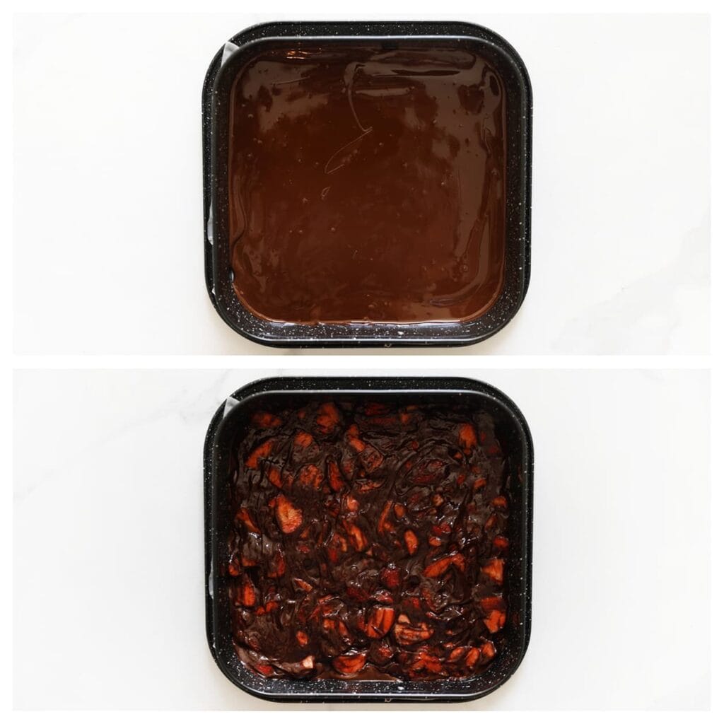 Giet de gesmolten melkchocolade in een bakvorm en verdeel gelijkmatig over de bodem. Verdeel het aardbeienmengsel gelijkmatig erover. Zet in de koelkast en laat volledig opstijven (minstens 1 uur).