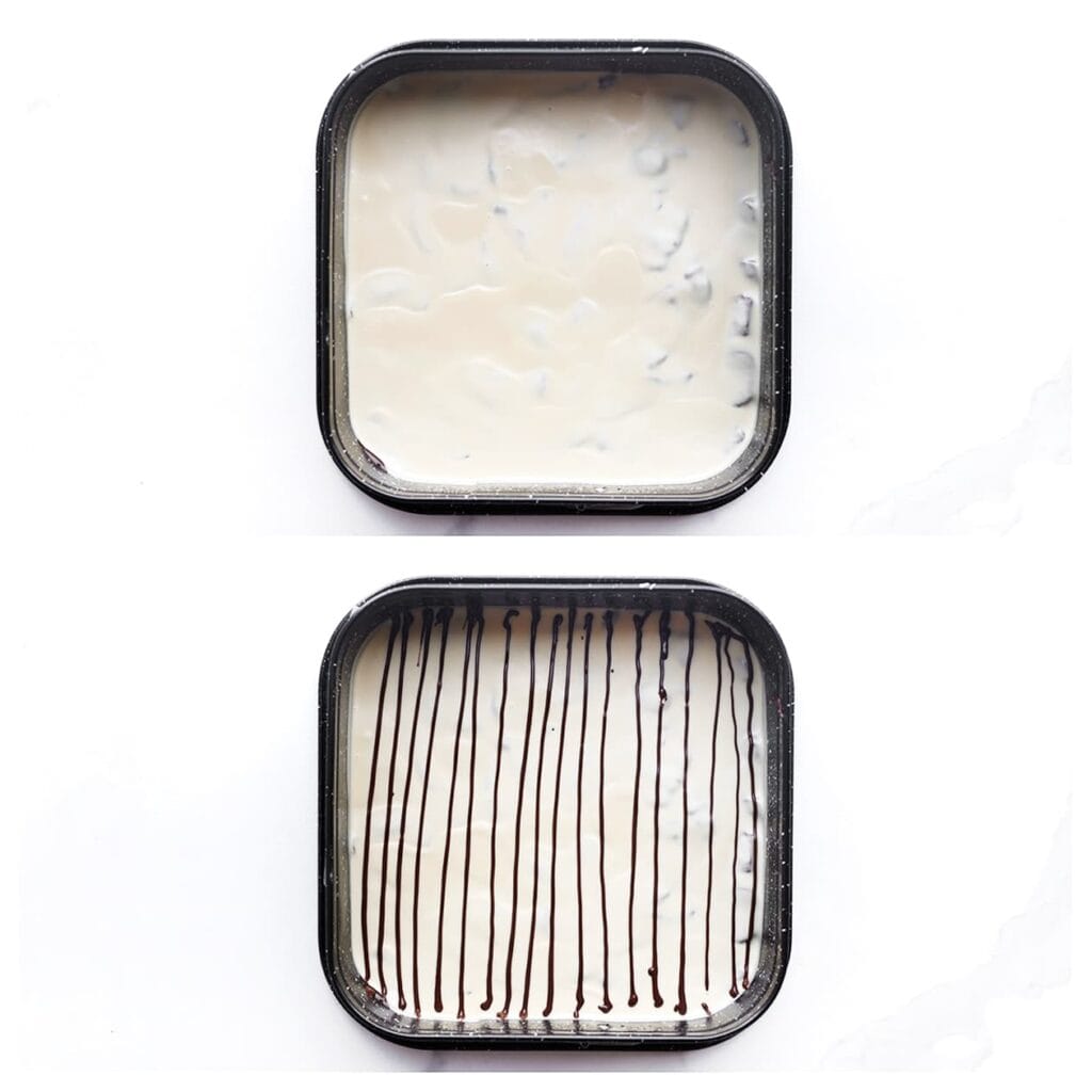 Smelt de pure chocolade (25 g) au bain-marie en doe in een spuitzak. Spuit lijntjes over de witte chocolade. Laat minimaal 4–5 uur in de koelkast opstijven.