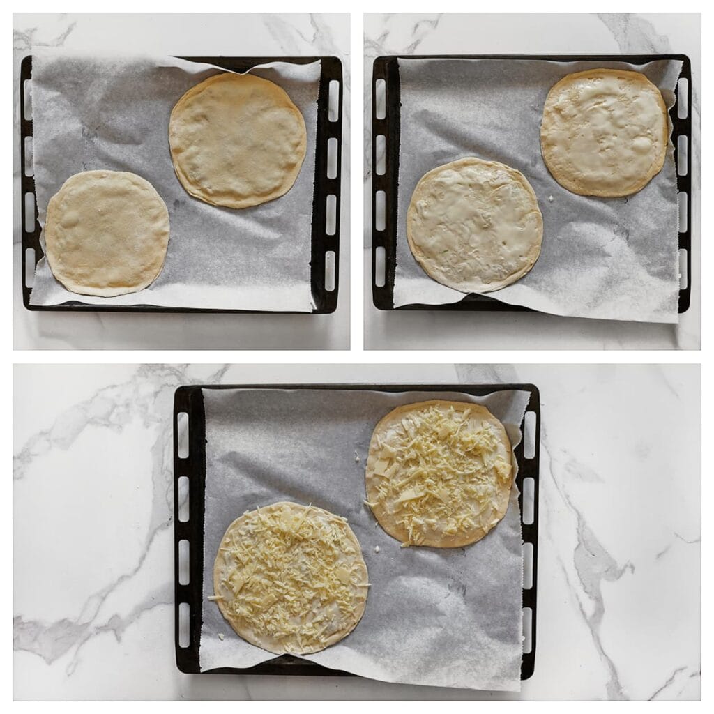 Leg de gevulde broodjes op een met bakpapier beklede bakplaat. Smeer de bovenkant in met een laagje smeerkaas en strooi er wat geraspte kaas over. Laat het deeg nog 30 minuten rijzen.