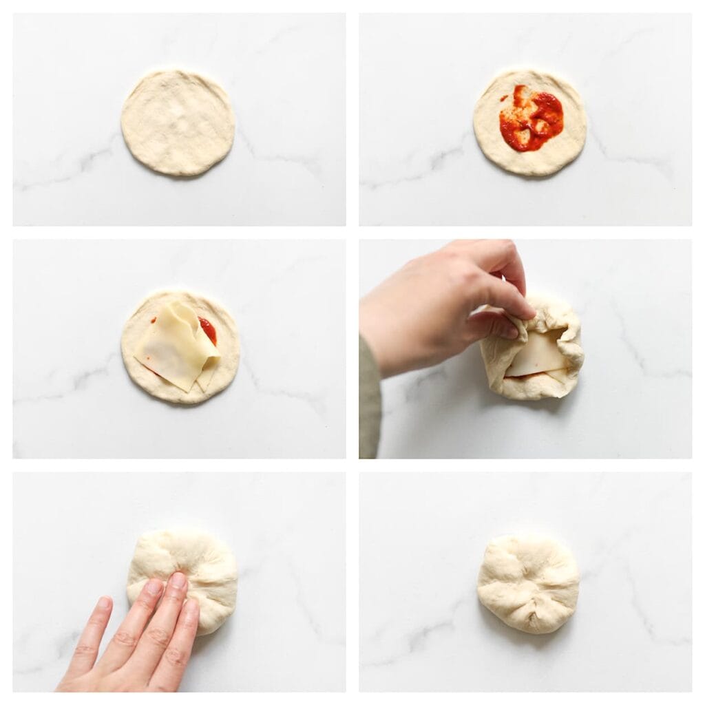 Schep wat tomatenpuree in het midden en leg er een plakje kaas op. Vouw de randen naar het midden toe en knijp goed dicht.