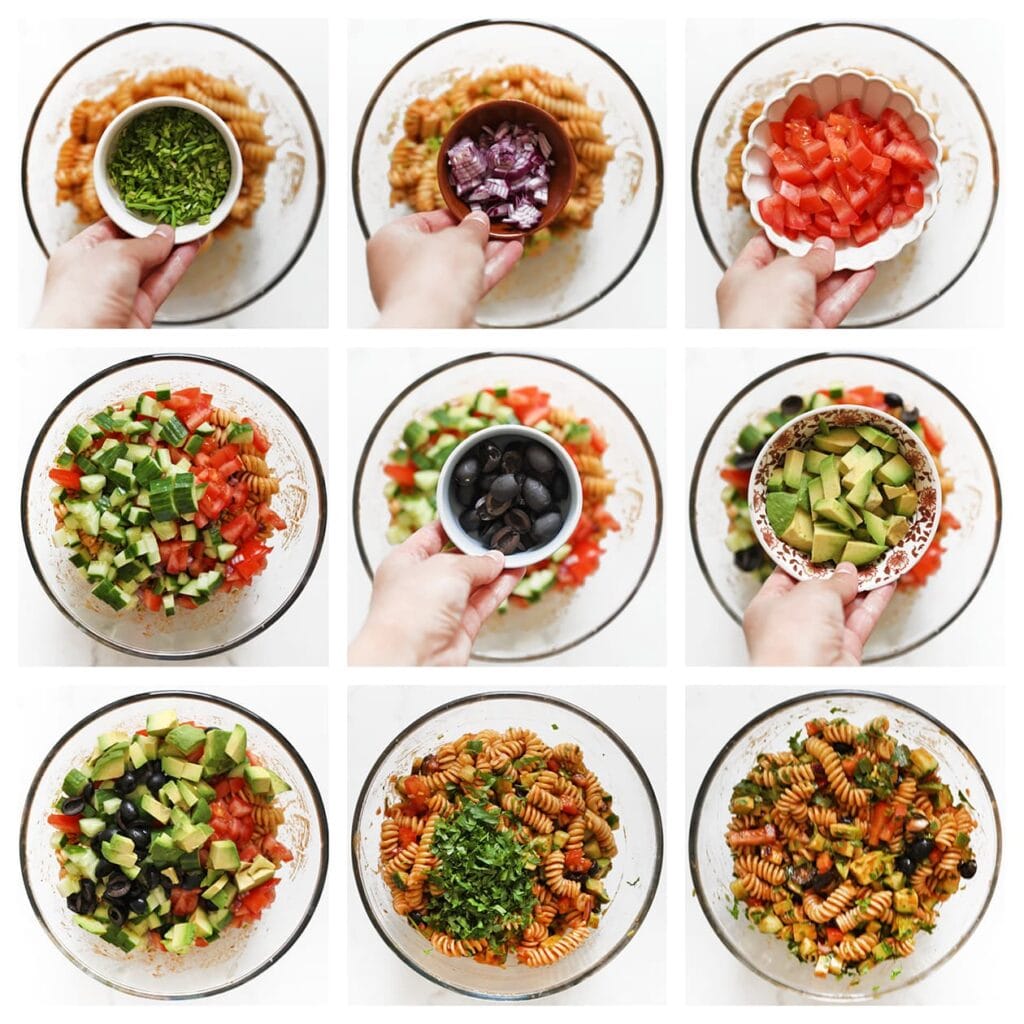 Voeg de rode ui, bieslook, peterselie, tomaat, komkommer, avocado en zwarte olijven toe aan de pasta. Meng alles tot een mooi geheel.