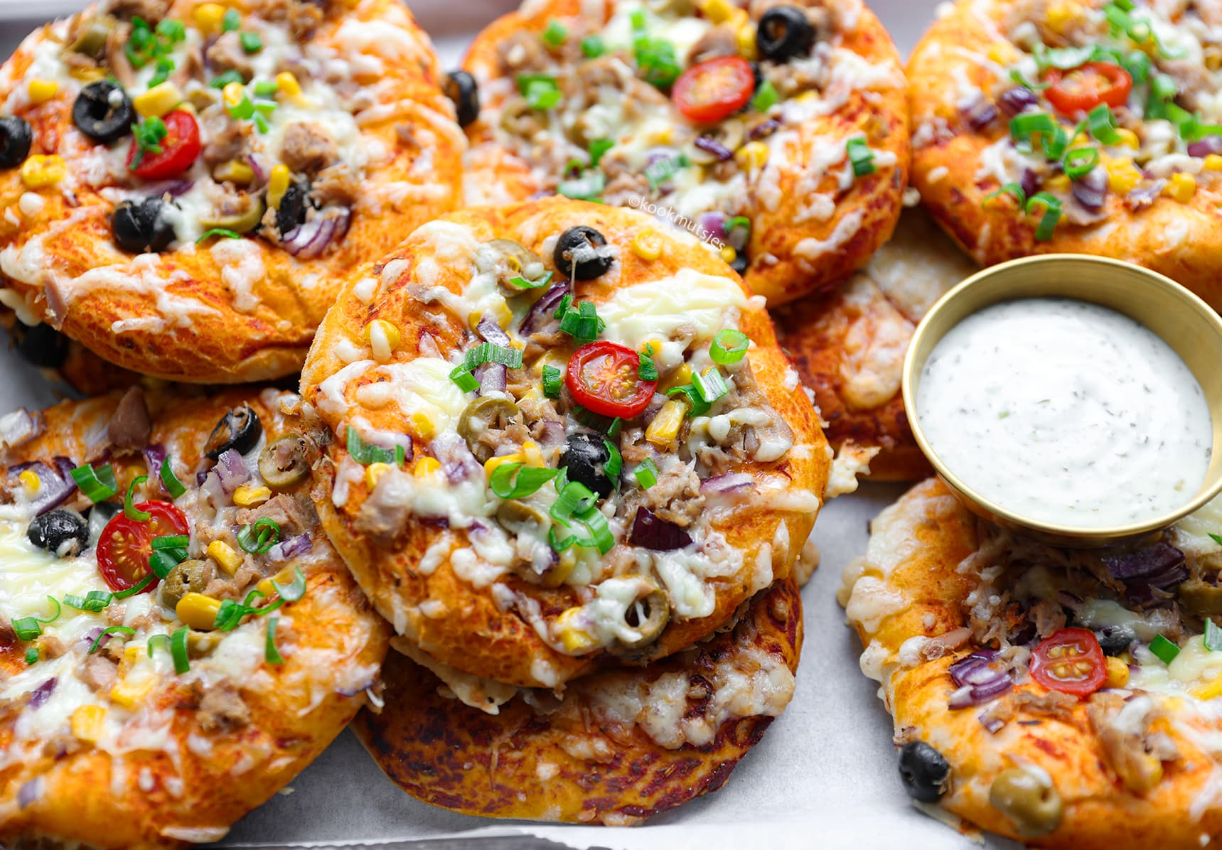 Gevulde Mini Pizza's met Tonijn Kookmutsjes