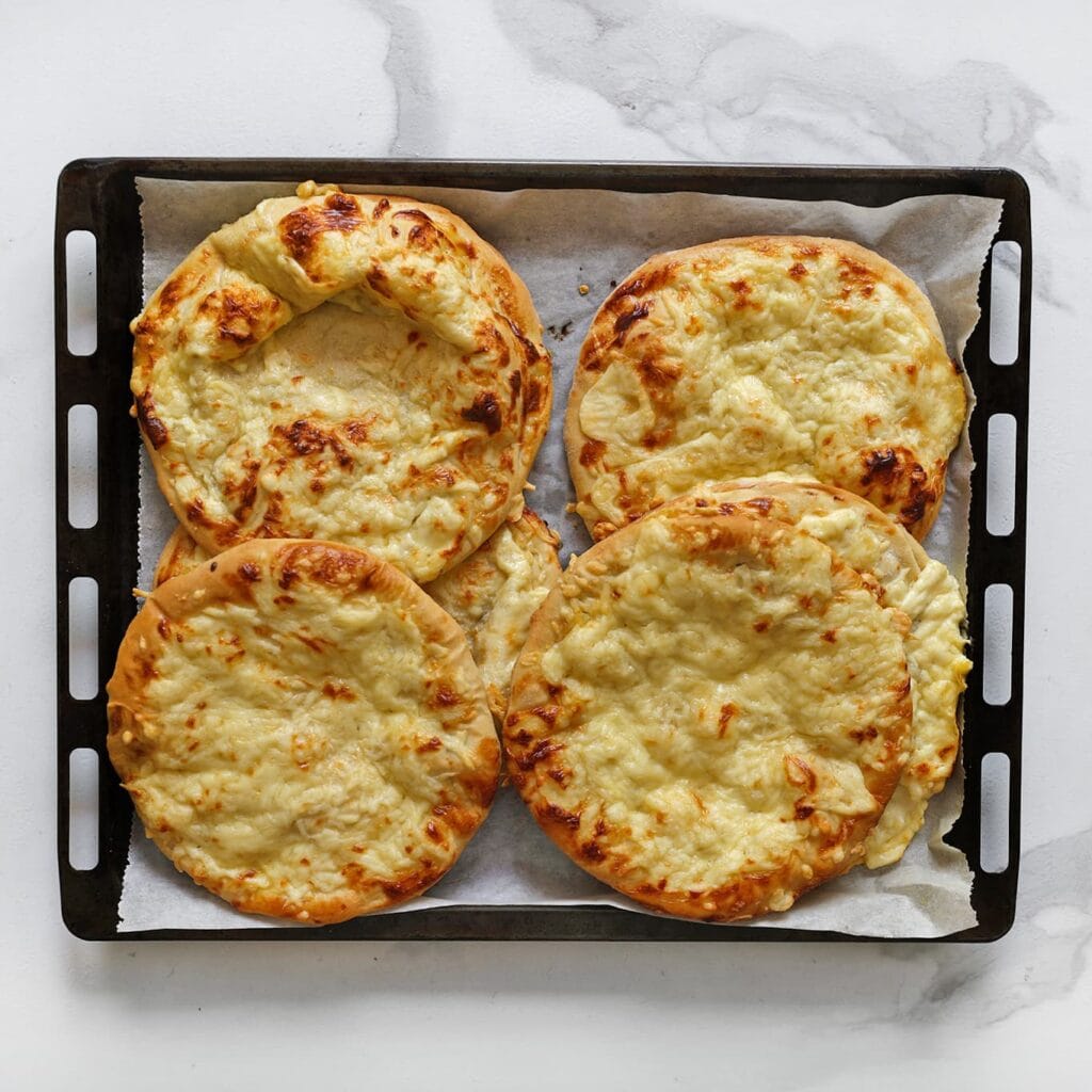 Zet de broodjes in een voorverwarmde oven op 200 °C. Bak 12–18 minuten, of tot ze gaar zijn.