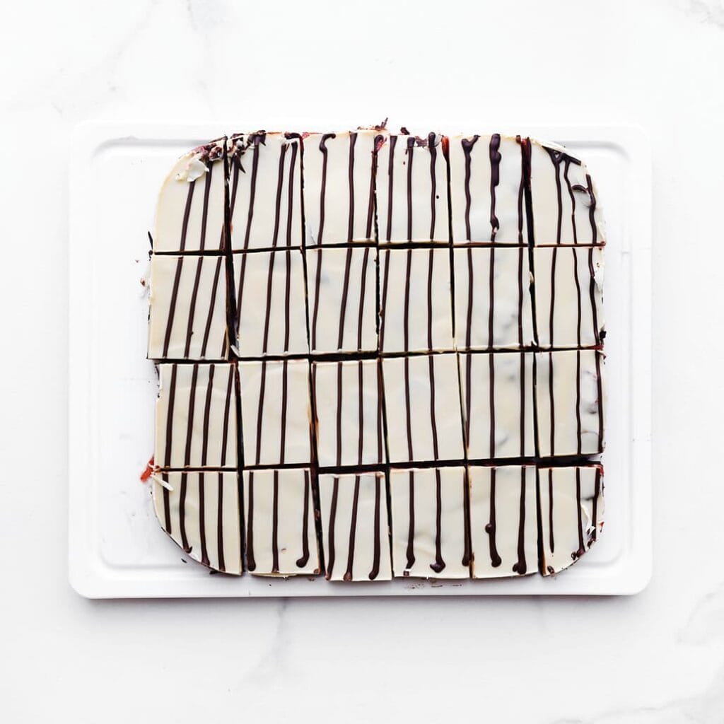 Snijd in stukken en serveer.