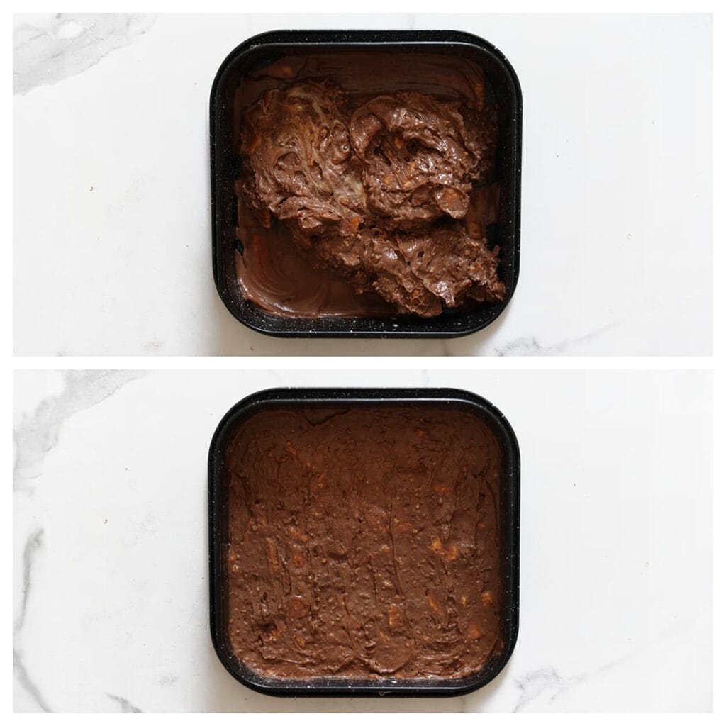 Schep het koekjesmengsel erop en strijk gelijkmatig uit.