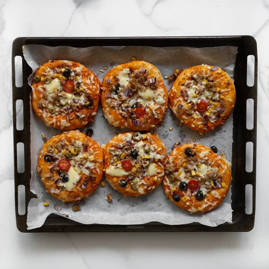 Bak de pizza’s in een voorverwarmde oven op 200 °C (boven- en onderwarmte) in 12–18 minuten goudbruin.
