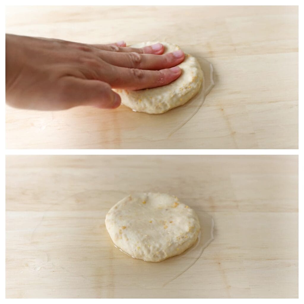 Vet je handen en werkplek in met zonnebloemolie (gebruik ca. 25 ml). Druk de bollen plat.