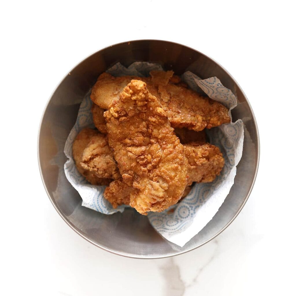 Frituur of bak de kip goudbruin en gaar. Laat uitlekken op keukenpapier.