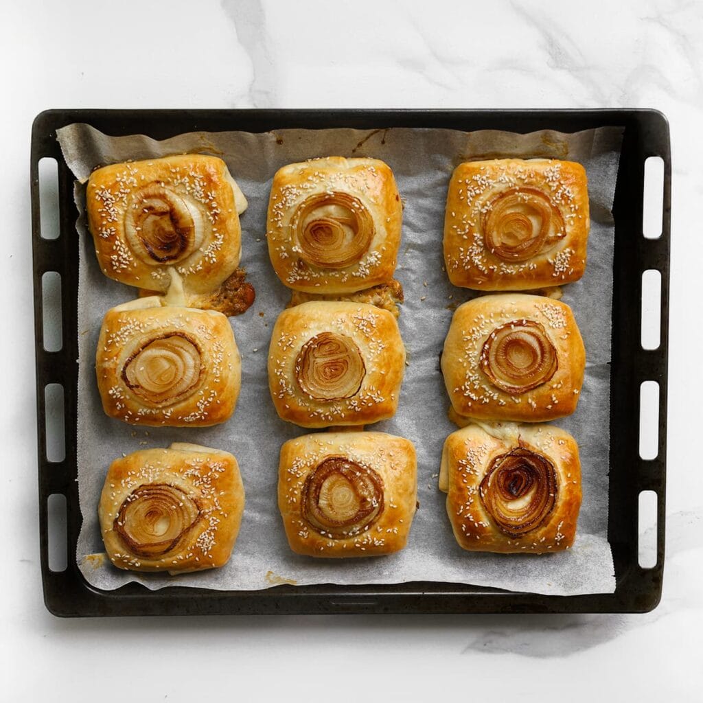 Bak de broodjes in een voorverwarmde oven op 200 °C (boven- en onderwarmte) in 20–25 minuten goudbruin. Houd de oven goed in de gaten, want elke oven werkt anders.