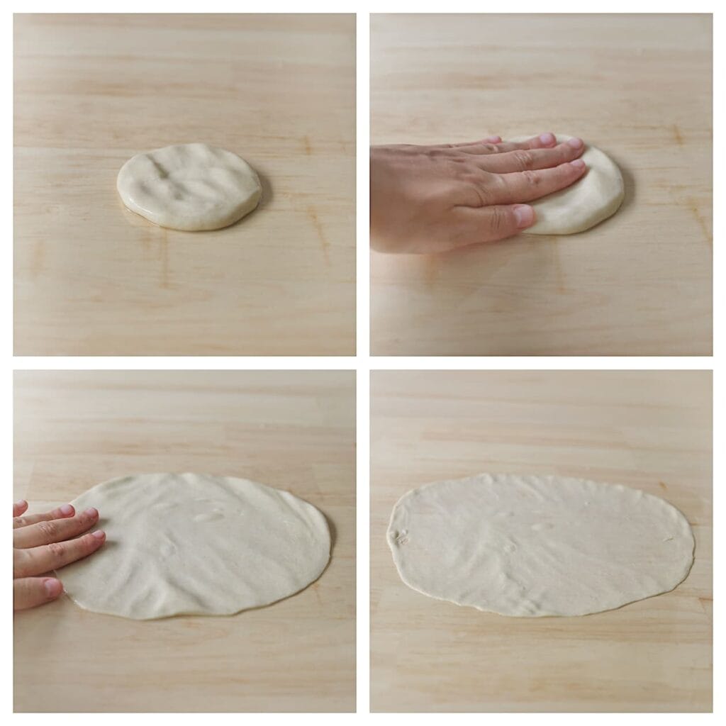 Vet je werkplek opnieuw in met olie (ongeveer 15 ml per msmen). Spreid het deeg met je vingertoppen uit tot een flinterdunne lap van ca. 38 × 33 cm. Vet je handen regelmatig in om scheuren te voorkomen.