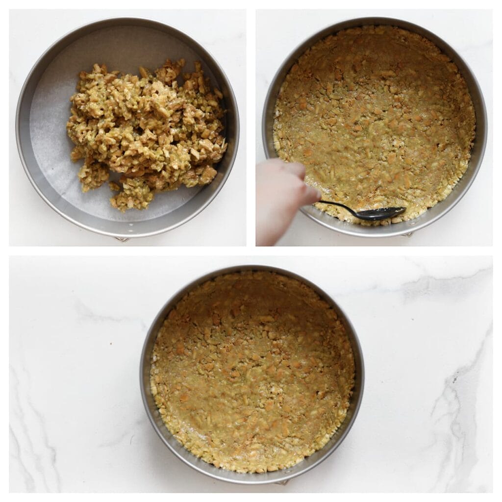 Bekleed een bakvorm met bakpapier en verdeel het koekjesmengsel gelijkmatig over de bodem. Druk licht aan met de achterkant van een lepel, ook langs de zijkanten zodat er een rand ontstaat.