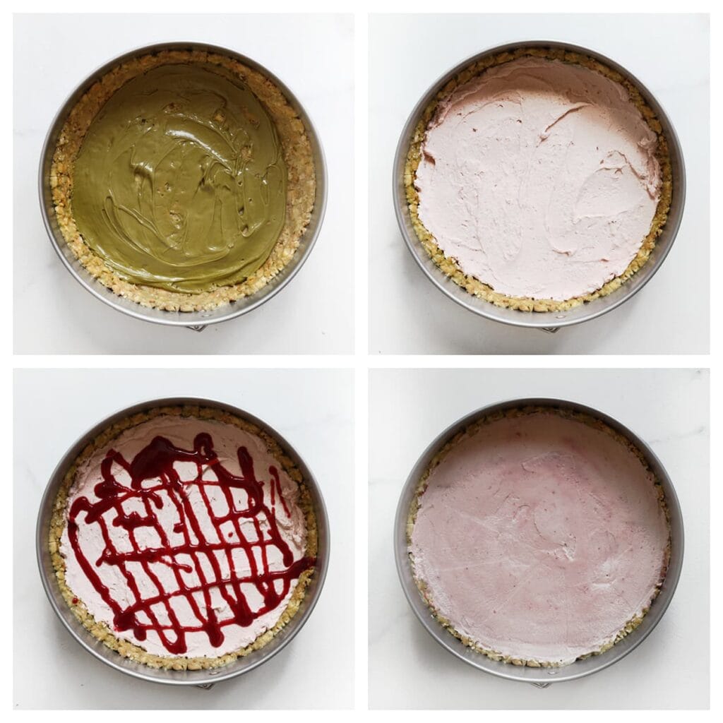 Verdeel de pistachepasta (90 g) over de koekjesbodem. Bedek met de helft van de room en strijk glad. Spuit er lijntjes van de frambozensiroop (35 g) over. Dek af met de rest van de room en strijk weer glad.