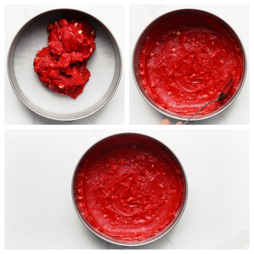 Vet een springvorm in, bekleed de bodem met bakpapier en verdeel het red velvet beslag over de bodem.