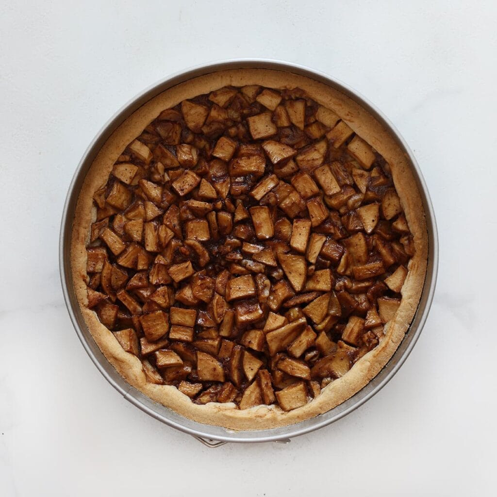 Bak de taart in een voorverwarmde oven op 175 °C, 40-50 minuten. Houd de baktijd in de gaten, want elke oven is anders. Laat de taart daarna volledig afkoelen.