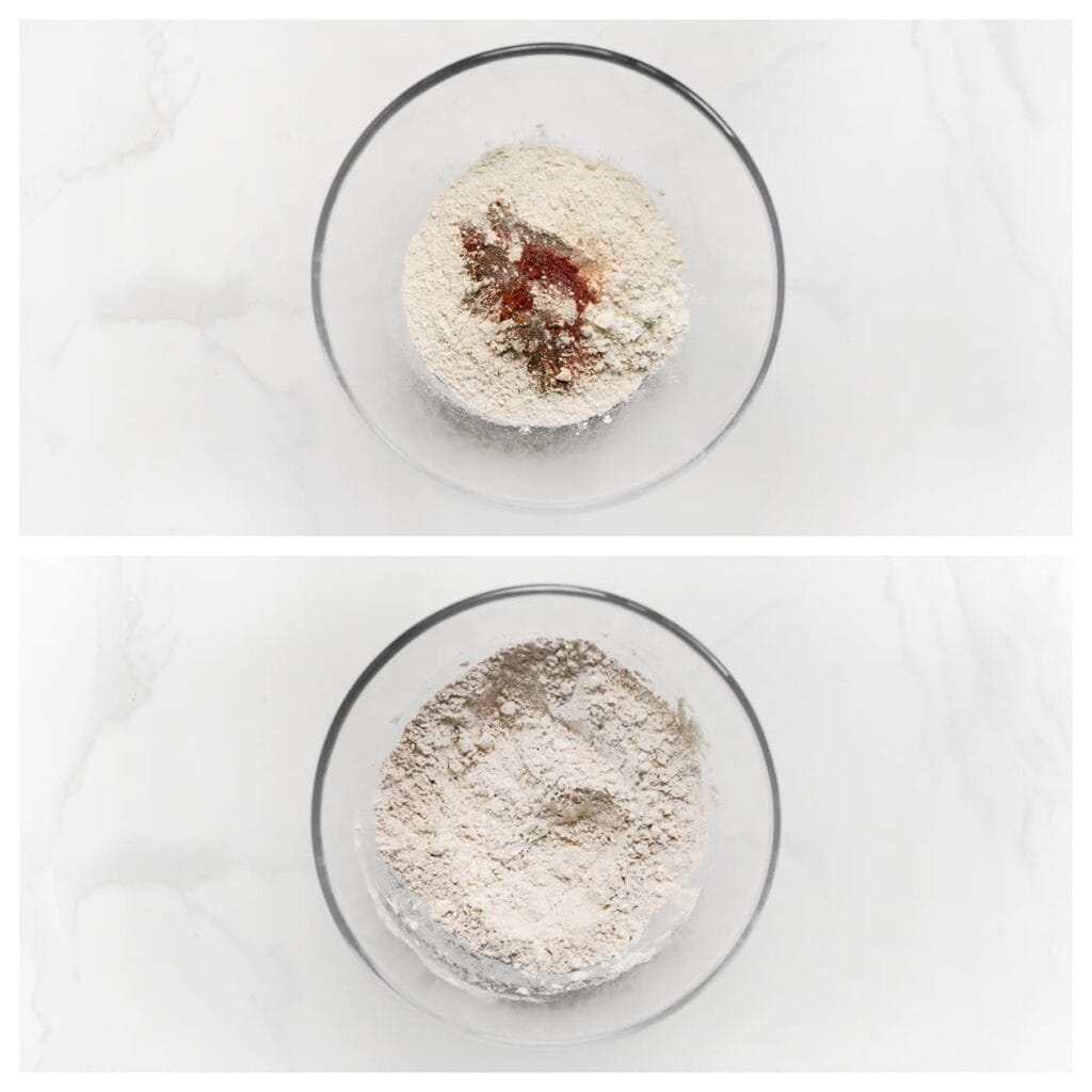 Meng de maïzena, bloem, cayennepeper, paprikapoeder, uienpoeder, knoflookpoeder en zout in een ruime kom.