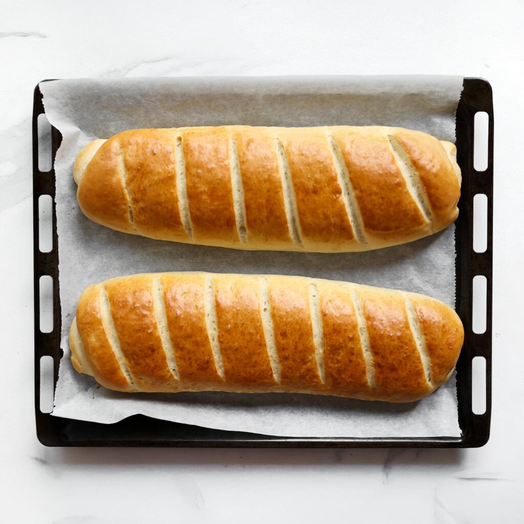 Bak de broodjes in een voorverwarmde oven op 200 ℃ gedurende 12–18 minuten, of tot ze goudbruin zijn. Haal uit de oven en dek direct af met een schone theedoek om ze zacht te houden.