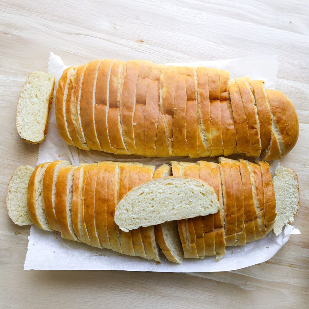 Snijd de broodjes in sneetjes. 