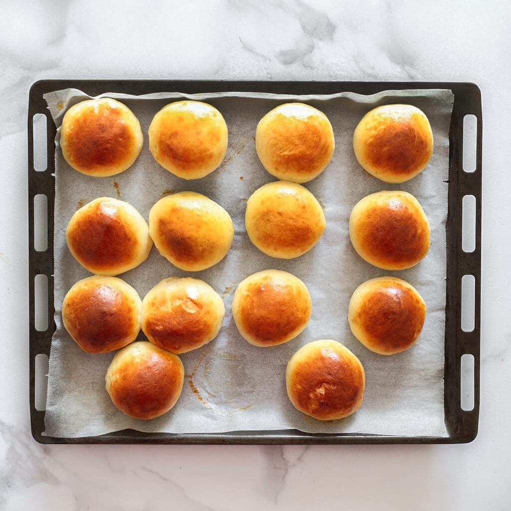 Bak de broodjes in een voorverwarmde oven op 190 °C, 10–12 minuten, of tot ze gaar zijn. Dek ze direct na het bakken af met een schone theedoek.