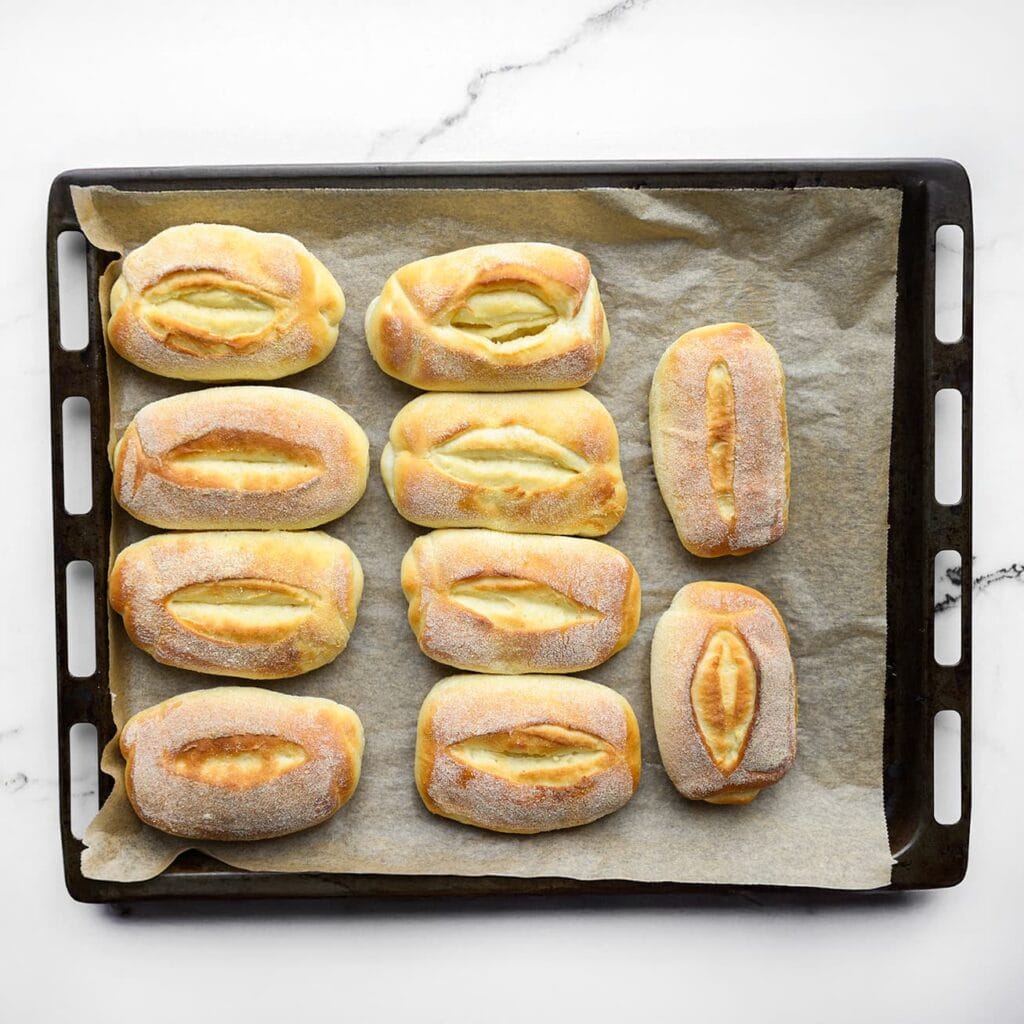 Bak de broodjes in een voorverwarmde oven op 225 °C in 8–12 minuten goudbruin. Houd de baktijd zelf goed in de gaten.