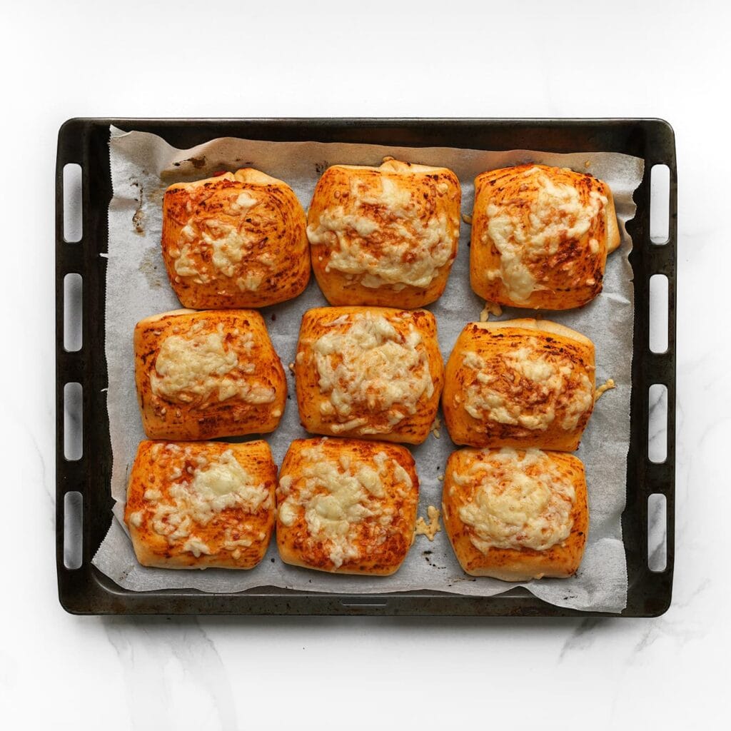 Bak de broodjes in een voorverwarmde oven op 200 °C in 12–18 minuten goudbruin. Houd de baktijd goed in de gaten.