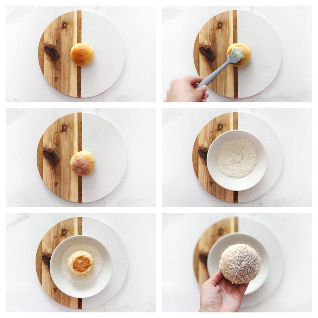 Bestrijk de warme broodjes met gecondenseerde melk en garneer met geraspte kokos. 