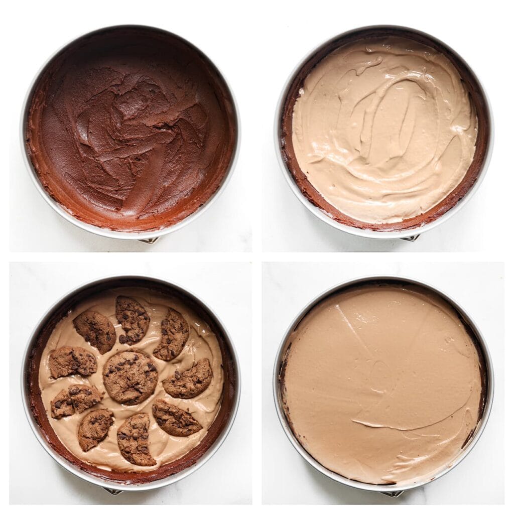 Giet de helft van het cheesecakebeslag op de browniebodem en strijk glad. Verdeel de chocolate chip cookies erover. Giet de rest van het cheesecakebeslag eroverheen en strijk de bovenkant glad.