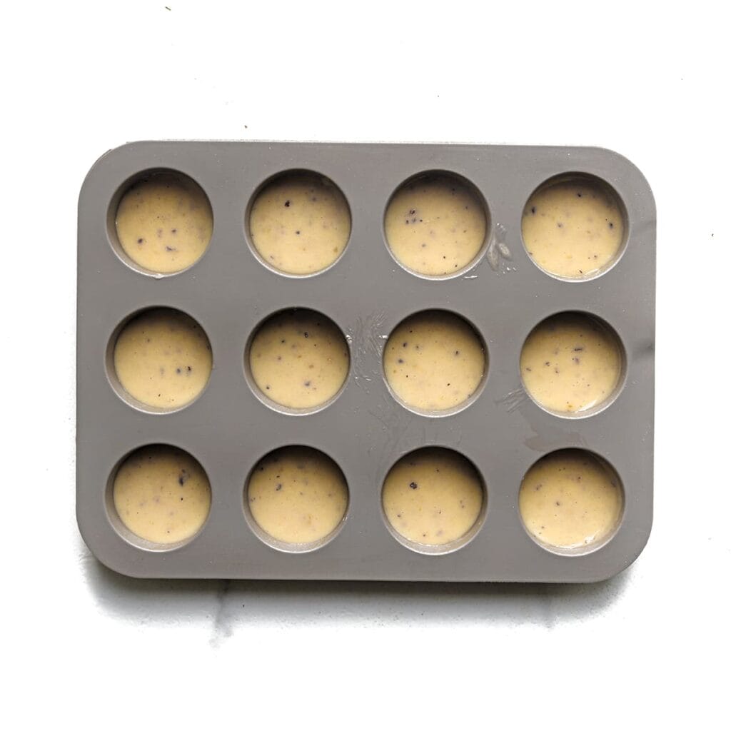 Giet het beslag in een siliconenvorm.