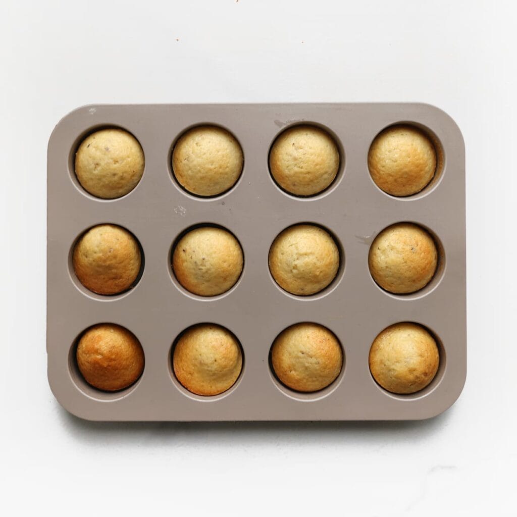 Zet de cakejes in een voorverwarmde oven op 175°C. Bak 8–15 minuten (afhankelijk van je oven). Laat volledig afkoelen.