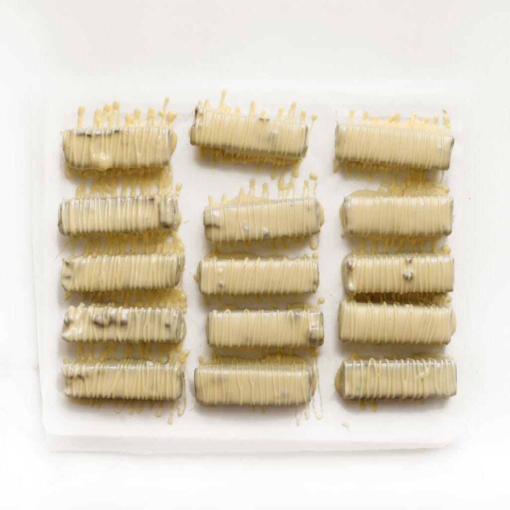 Garneer eventueel met extra lijntjes witte chocolade voor een mooi effect.