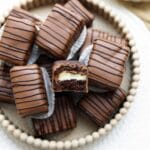 Chocoladecakes met Gele room Kookmutsjes