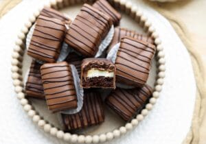 Chocoladecakes met Gele room Kookmutsjes