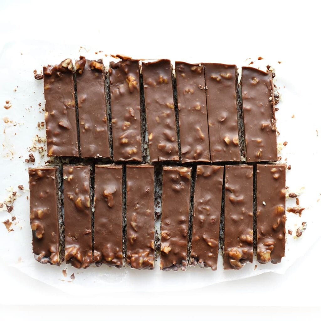 Snijd de chocoladekoek in stukken.