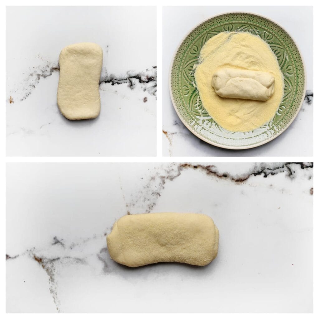 Haal één zijde van het deeg door de griesmeel.