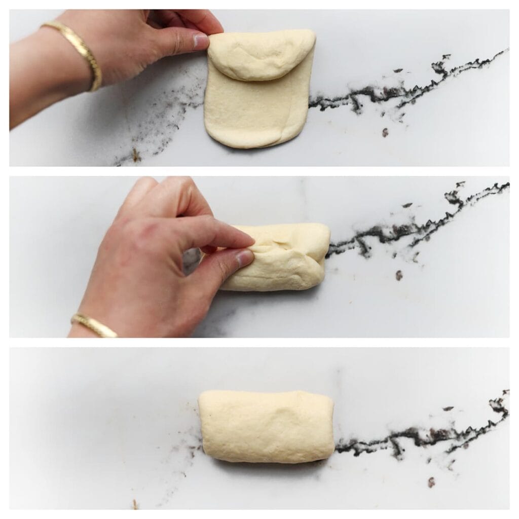 Rol het pakketje uit tot een rechthoek. Vouw de bovenkant naar beneden en rol het strak verder op. Knijp de naad goed dicht.