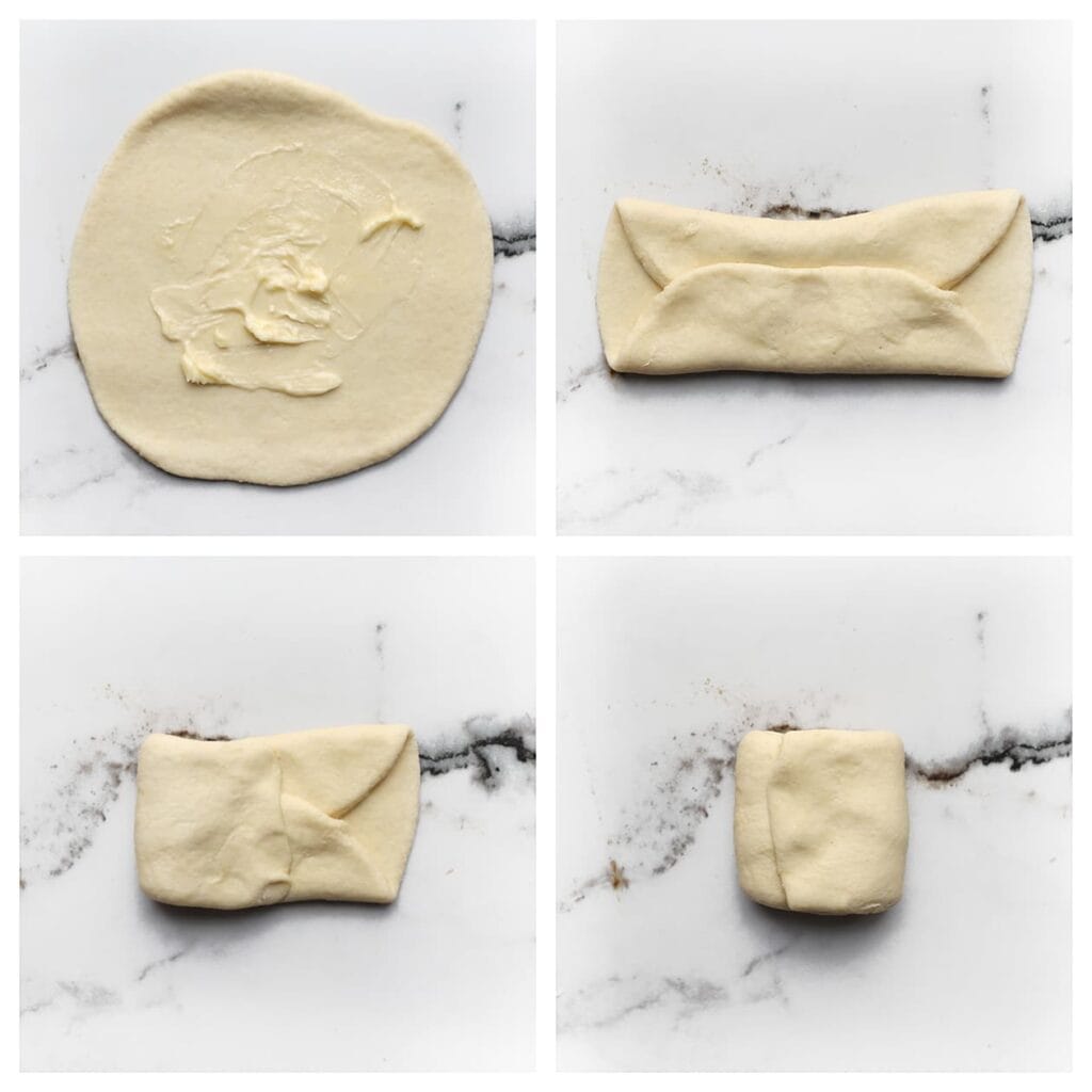 Besmeer met 6 g roomboter en vouw beide zijkanten naar het midden zodat er een rechthoek ontstaat. Vouw vervolgens links en rechts naar binnen tot een pakketje.