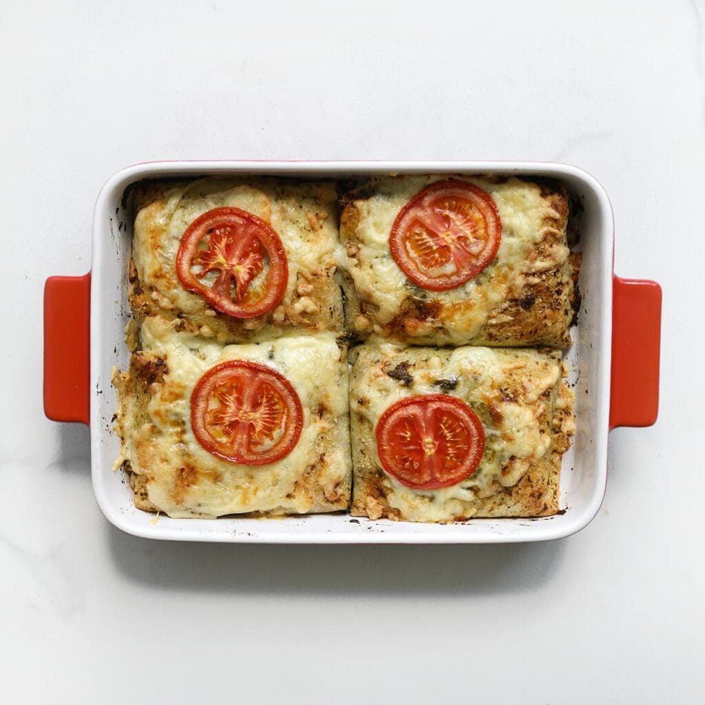 Zet de wraps in een voorverwarmde oven op 200 ℃. Bak 10 minuten, of tot de kaas mooi gesmolten is.