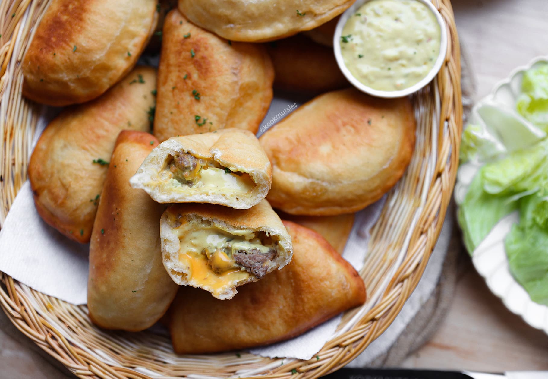 Gebakken Gehaktbroodjes met Burgersaus