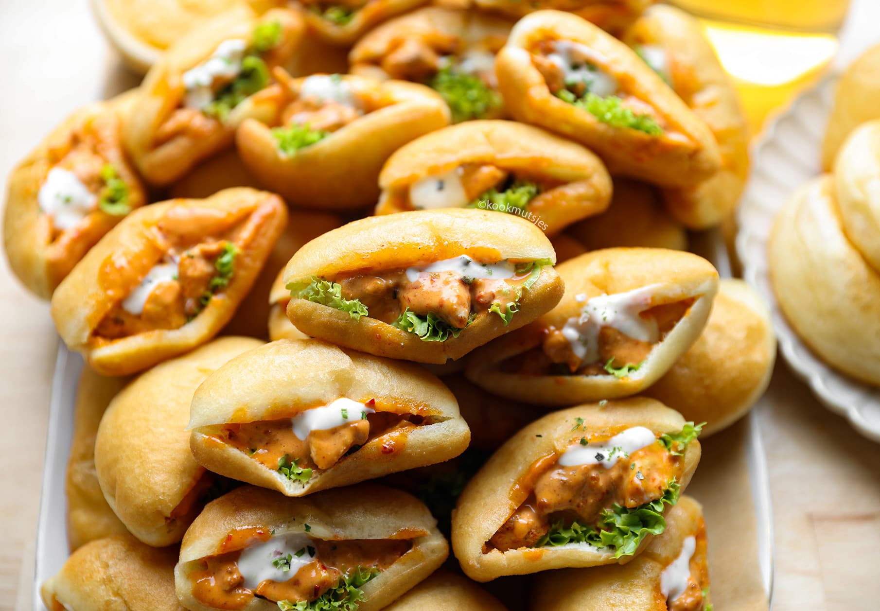 Gebakken Broodjes met Romige Hete Kip